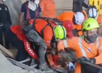Rescatan a dos trabajadores tras derrumbe en cementera