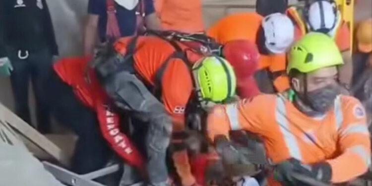 Rescatan a dos trabajadores tras derrumbe en cementera