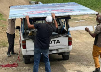 Retiran vallas publicitarias irregulares en principales carreteras del país