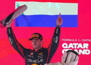 Max Verstappen gana en Qatar y aprieta la lucha por el título