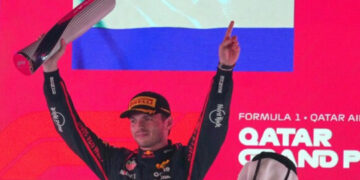 Max Verstappen gana en Qatar y aprieta la lucha por el título