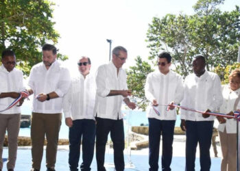 Abinader y Collado inauguran parque submarino La Caleta