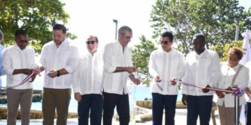 Abinader y Collado inauguran parque submarino La Caleta