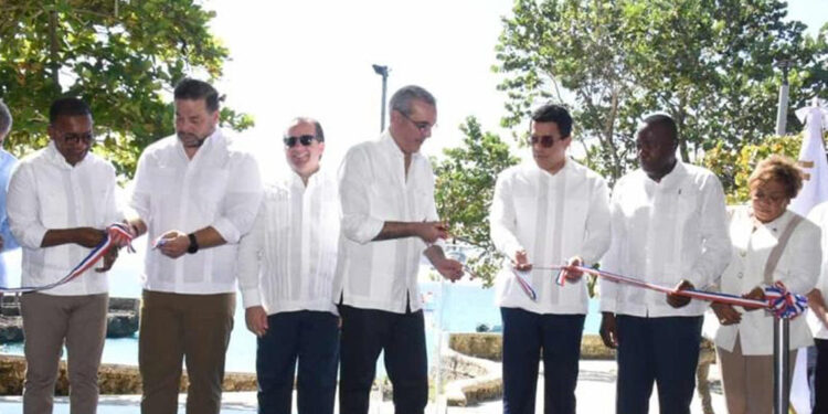 Abinader y Collado inauguran parque submarino La Caleta