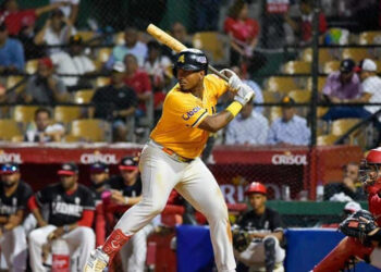 L as Águilas Cibaeñas vencen a Leones y alcanzan 30 triunfos