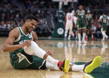 Antetokounmpo se lesiona en medio del ruido por su futuro en Milwaukee