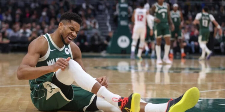 Antetokounmpo se lesiona en medio del ruido por su futuro en Milwaukee