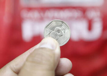 Candidato presidencial en Perú se define con una moneda