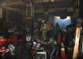 Controlan incendio en ferretería San Miguel y retiran escombros