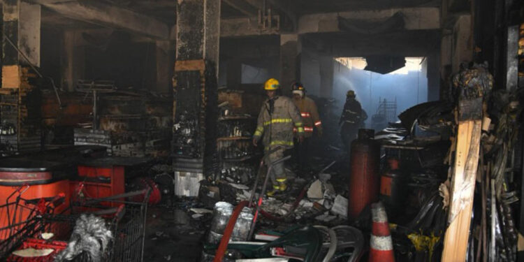 Controlan incendio en ferretería San Miguel y retiran escombros