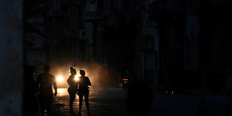Cuba enfrenta récord de déficit eléctrico con más del 59% de demanda insatisfecha en una crisis marcada por fallas, escasez y apagones.