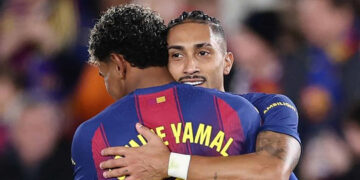Doblete de Raphinha consolida al Barça como líder