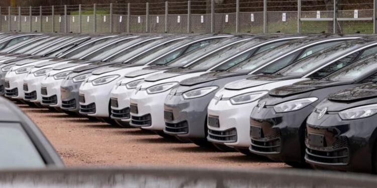 Estados demandan a Trump por fondos para carga de autos eléctricos