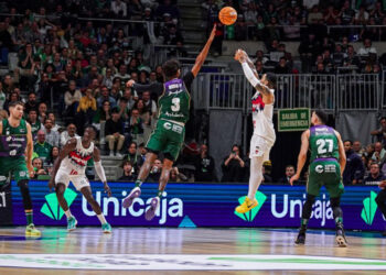 Howard lidera la remontada del Baskonia en Málaga y decide con un triple final