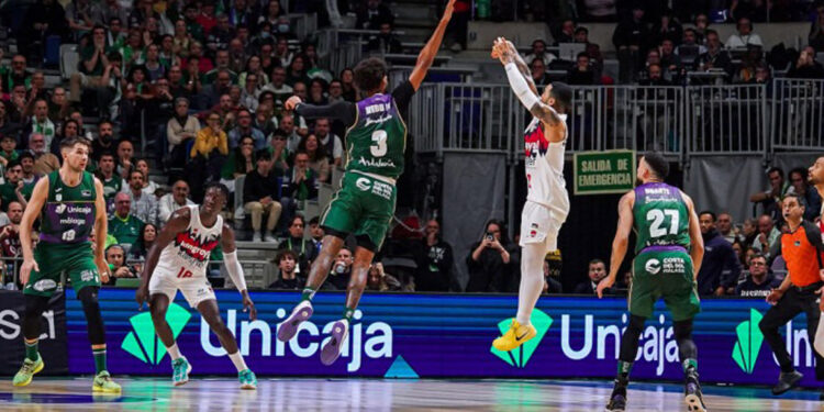 Howard lidera la remontada del Baskonia en Málaga y decide con un triple final