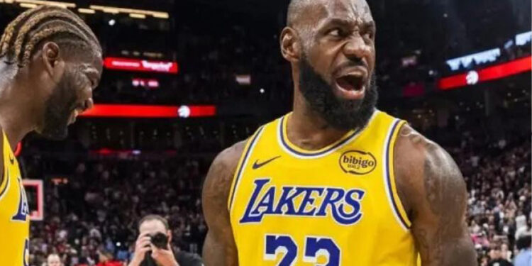 LeBron rompe su racha de 1,297 juegos con doble dígitos, pero da la asistencia decisiva