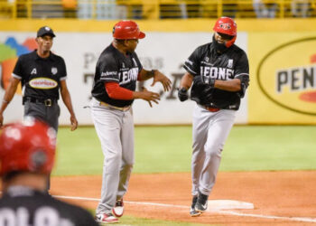 Leones aplastan a las Águilas en inicio del Round Robin