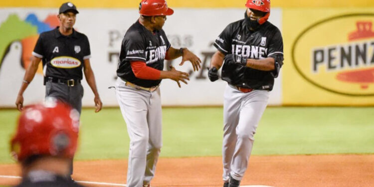 Leones aplastan a las Águilas en inicio del Round Robin