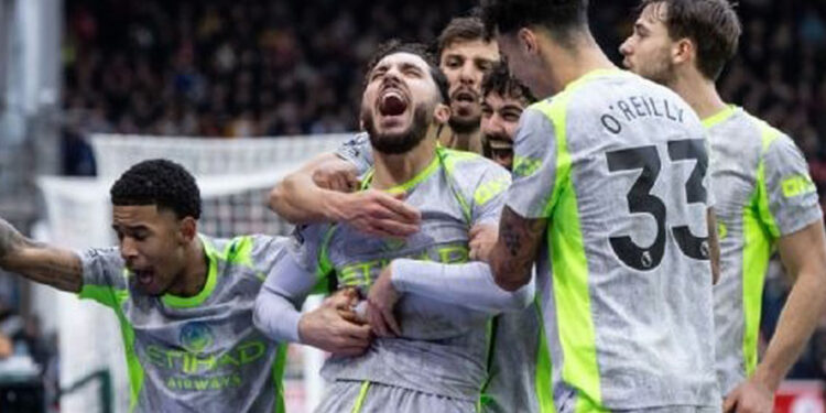 Manchester City gana de visita y sigue en la lucha por el liderato