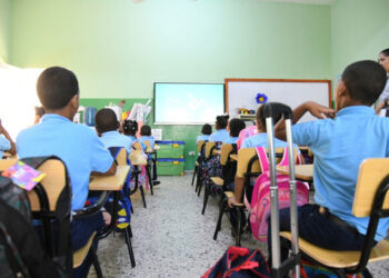 Más de medio millón de niños está fuera del sistema escolar