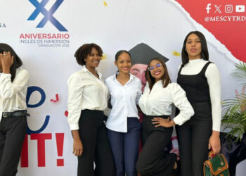 Mescyt gradúa 20 mil jóvenes del programa de Inglés de Inmersión