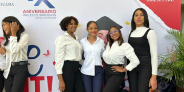 Mescyt gradúa 20 mil jóvenes del programa de Inglés de Inmersión