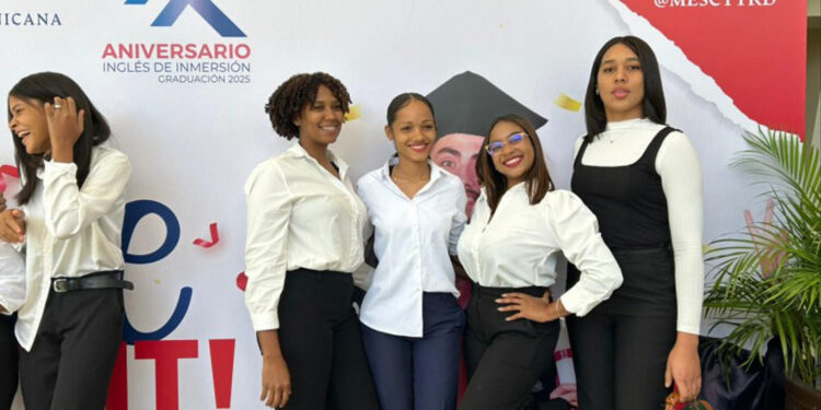 Mescyt gradúa 20 mil jóvenes del programa de Inglés de Inmersión