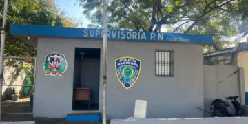 Niñas detenidas en Santiago permanecen en celda con adultas