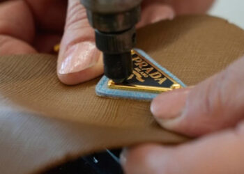Prada compra Versace por 1,400 millones y abre nueva era