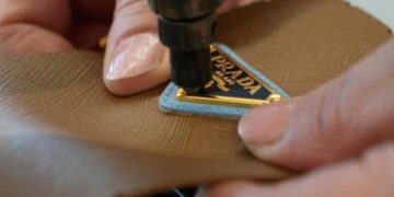 Prada compra Versace por 1,400 millones y abre nueva era