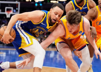 Stephen Curry anota 26 y Warriors vencen a Hornets