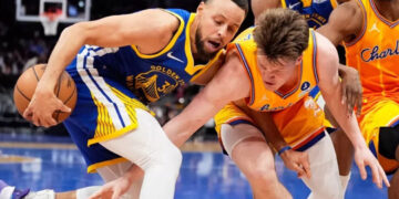 Stephen Curry anota 26 y Warriors vencen a Hornets
