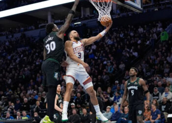 Suns y Spurs ganan antes de los cuartos de final de la Copa NBA