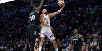 Suns y Spurs ganan antes de los cuartos de final de la Copa NBA