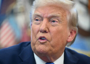 Trump advierte problema antimonopolio en compra de Warner Bros