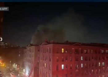 Un muerto y cuatro heridos por incendio en Queens