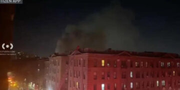 Un muerto y cuatro heridos por incendio en Queens