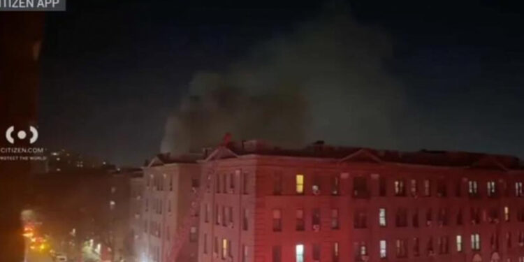 Un muerto y cuatro heridos por incendio en Queens
