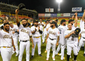 Águilas blanquean al Escogido y avanzan al Round Robin