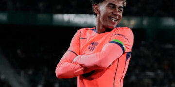 Barcelona arrolla al Elche y sigue líder de LaLiga