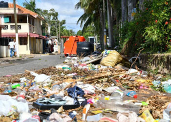 Basura y obras paralizadas golpean a residentes de El Brisal