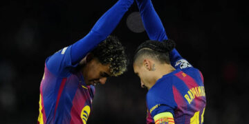 El Barça remonta al Copenhague y entra al Top 8