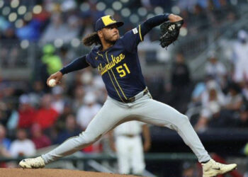 Freddy Peralta a los Mets en canje con Milwaukee