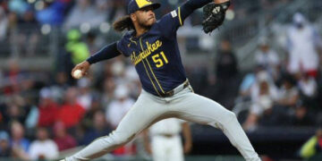 Freddy Peralta a los Mets en canje con Milwaukee