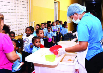 Inabie reduce sal y controla azúcar en menú escolar