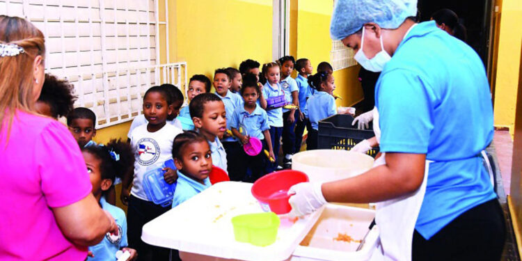 Inabie reduce sal y controla azúcar en menú escolar