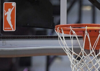 Jugadoras de la WNBA acusan a la liga de perjudicarlas