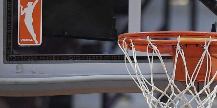 Jugadoras de la WNBA acusan a la liga de perjudicarlas