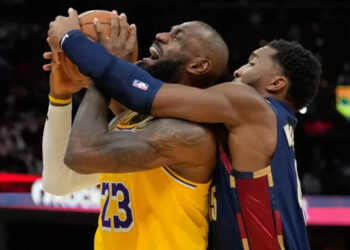 LeBron y Lakers caen ante Cavaliers en Cleveland