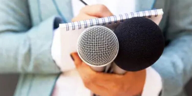 Más de 300 periodistas encarcelados en el mundo en 2025